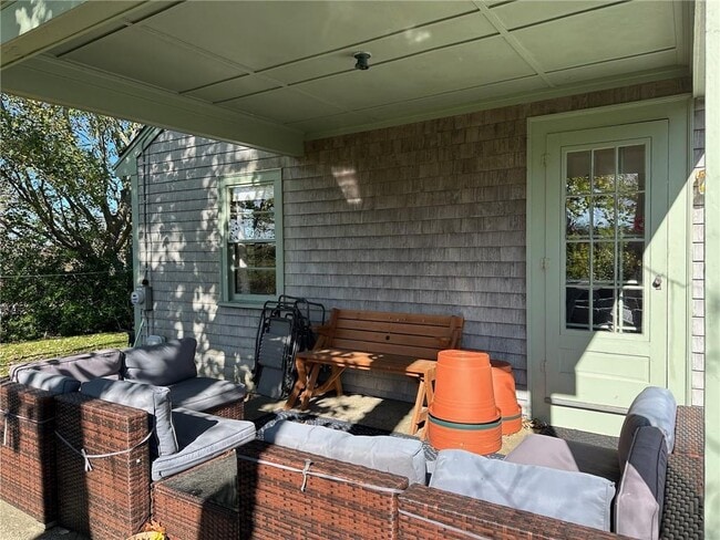 Building Photo - 749 W Main Rd