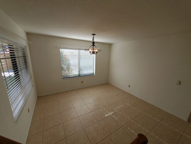 Building Photo - Beautiful Woodbridge/Lakeside Home for Lease!