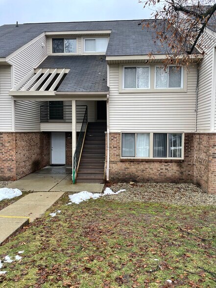 2nd floor unit - 2872 Davison Ave