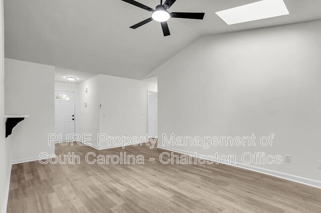 Building Photo - 9870 Levenshall Dr