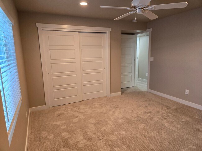 Building Photo - 2422 N Penstemon Wy