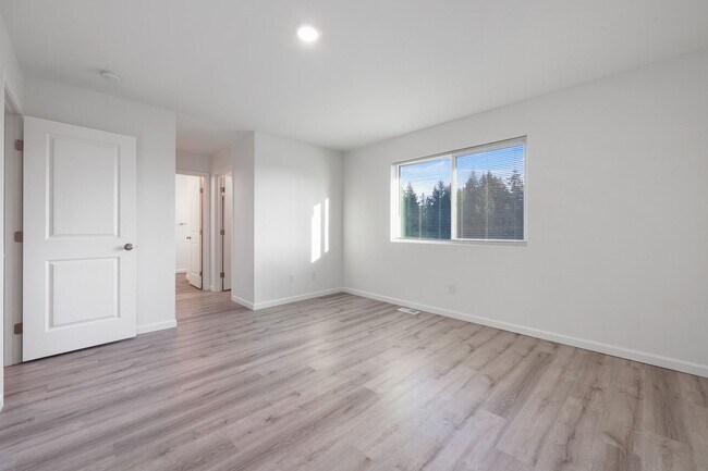 Building Photo - Like-New Tumwater Hill Home with A/C - 3 beds, 2.5 baths