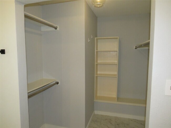 Building Photo - 2308 Crestmeadow St