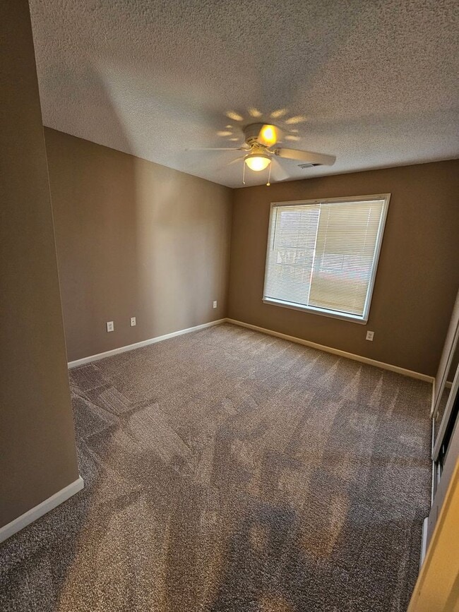 Building Photo - 3 Bedroom 2 Bath Home in Seven Oaks Neighborhood