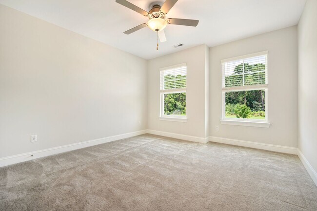 Building Photo - Available now! Spacious & beautiful 3 bedroom townhome!