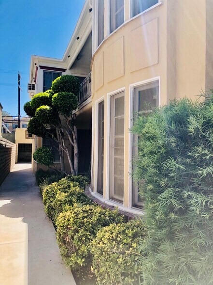 Building Photo - 10942 Moorpark St