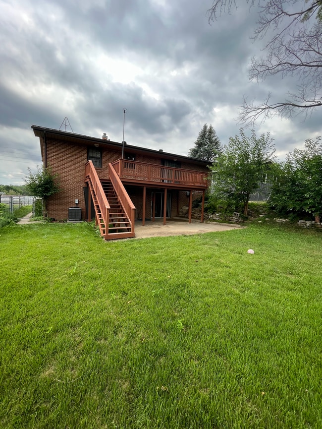 Building Photo - Conveniently Located 3-Bedroom with Walk-O...