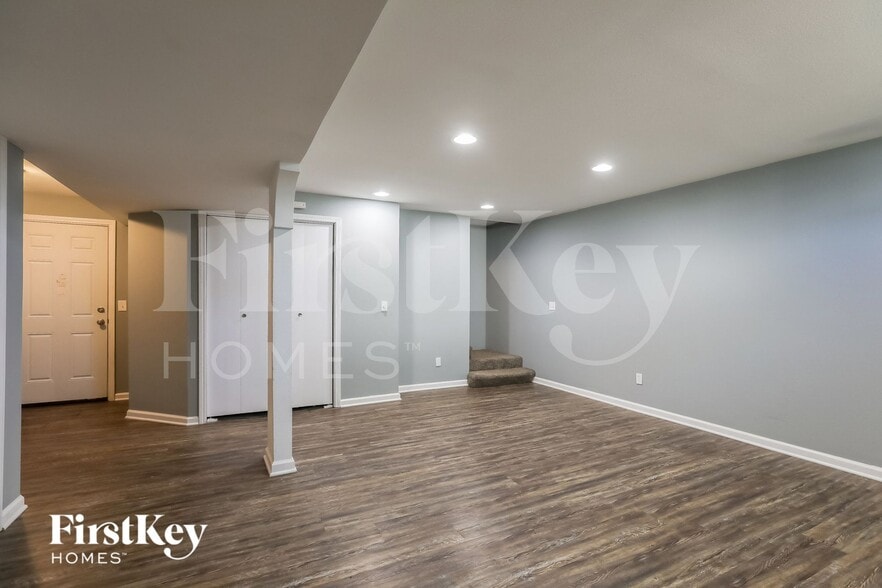 Building Photo - 2211 Larkspur St