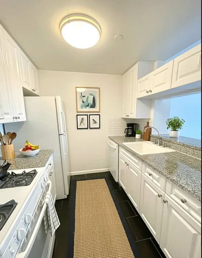 Building Photo - 350 W 43rd St