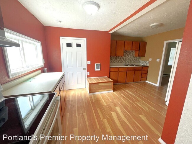 Building Photo - 4 br, 1 bath House - 9312 E Burnside Street