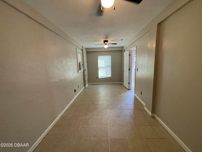 Building Photo - 411 N Oleander Ave