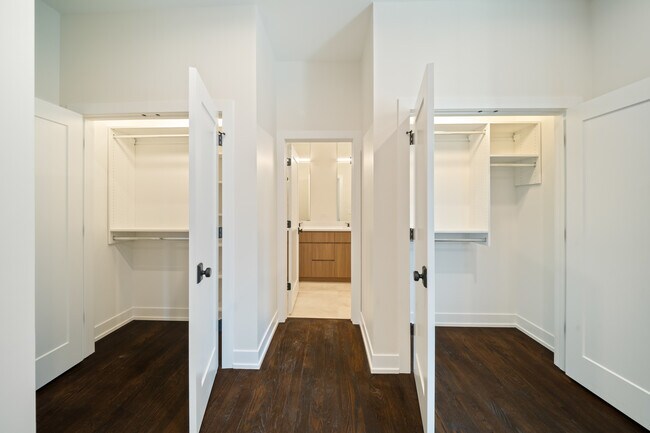 Building Photo - 406 E 50th Pl