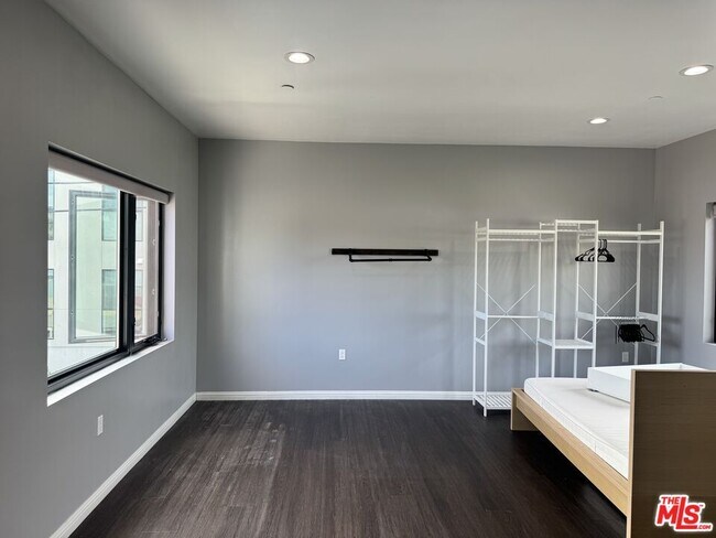 Building Photo - 727 S Gramercy Dr