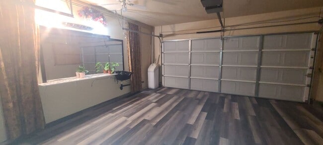 Building Photo - Beautiful 3 Bedroom 2 Bathroom Home in Des...