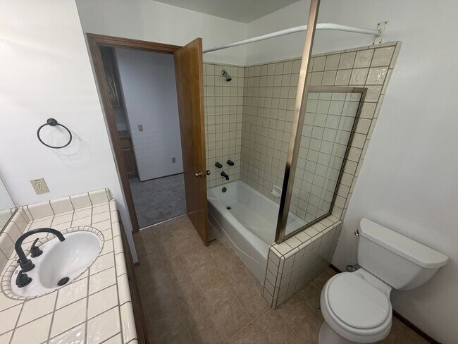 Building Photo - 4 bedroom | 2 bathroom | Gold River home