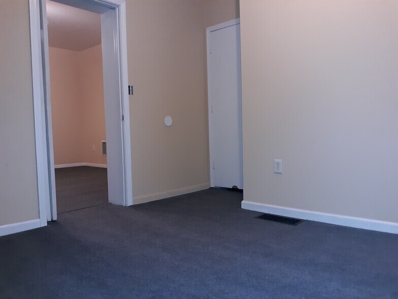 Building Photo - 4444 Main St