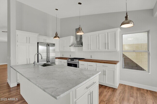 Building Photo - 8406 W Dahlia Dr