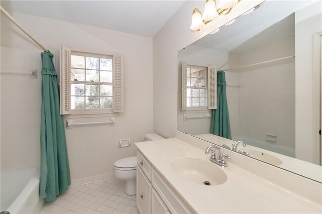 Building Photo - 1005 Westbury Dr