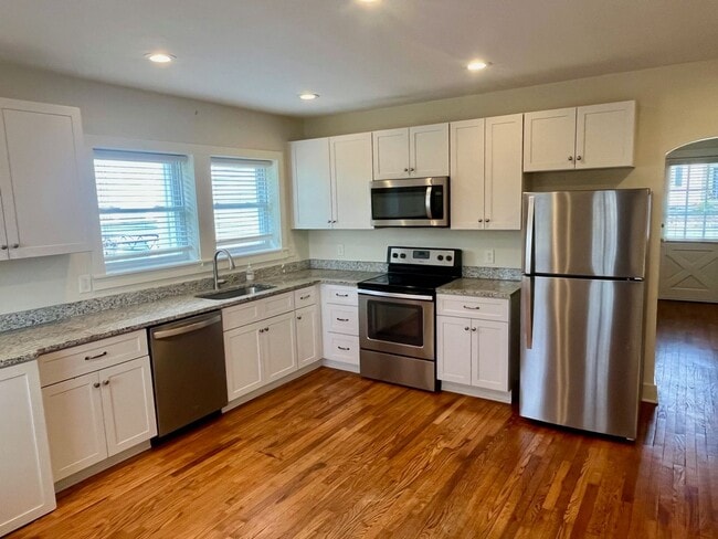 Building Photo - Pet Friendly Home with Fenced Yard in Sylvan Park, 3 Bedrooms/ 1 Bath, Minutes to the Greenway