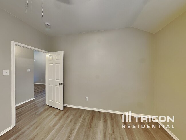Building Photo - 4512 Ridgeway Dr