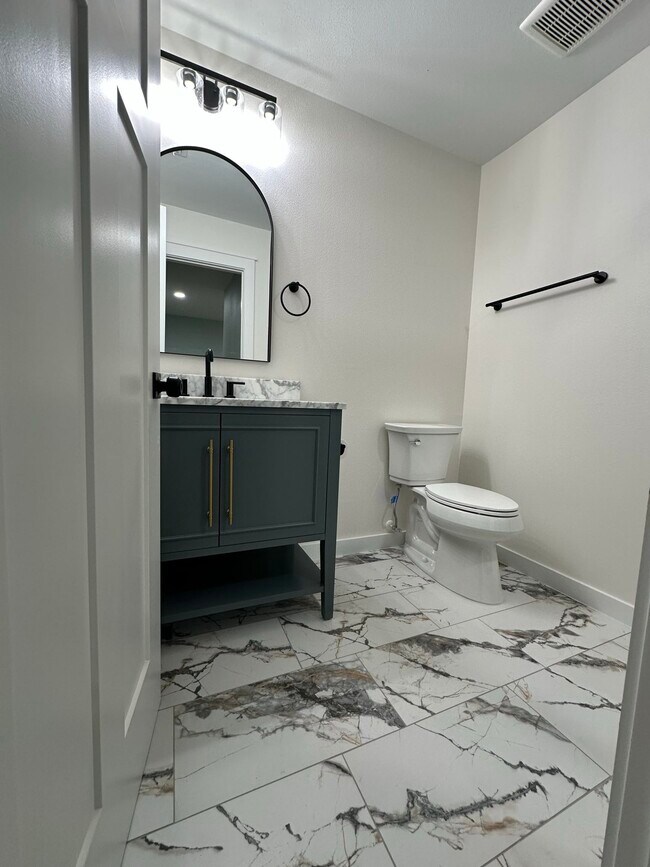 Building Photo - 207 Cherry Ave