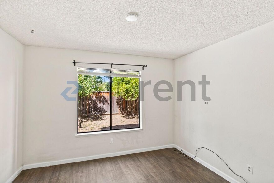 Building Photo - Unit