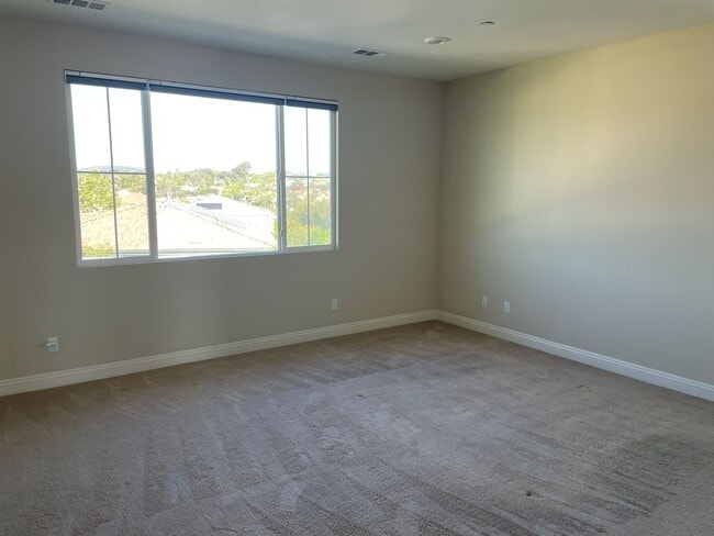 Building Photo - Stunning 4 bedroom home in Vista-With Solar!