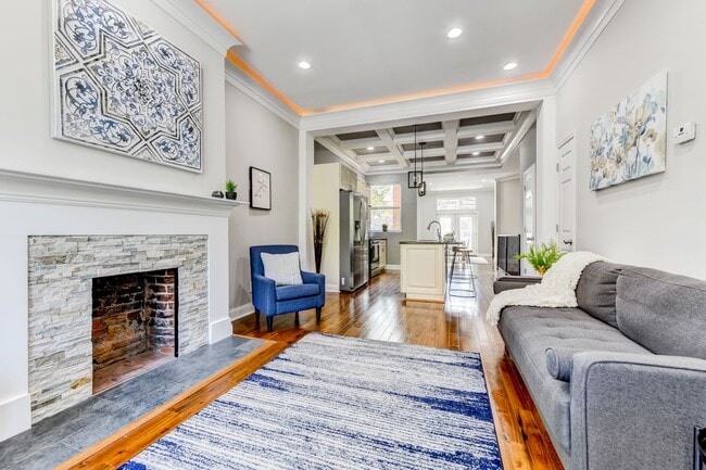 Building Photo - 3 Bed 2.5 Bath - Bloomingdale Condo - 1 Assigned Parking Space