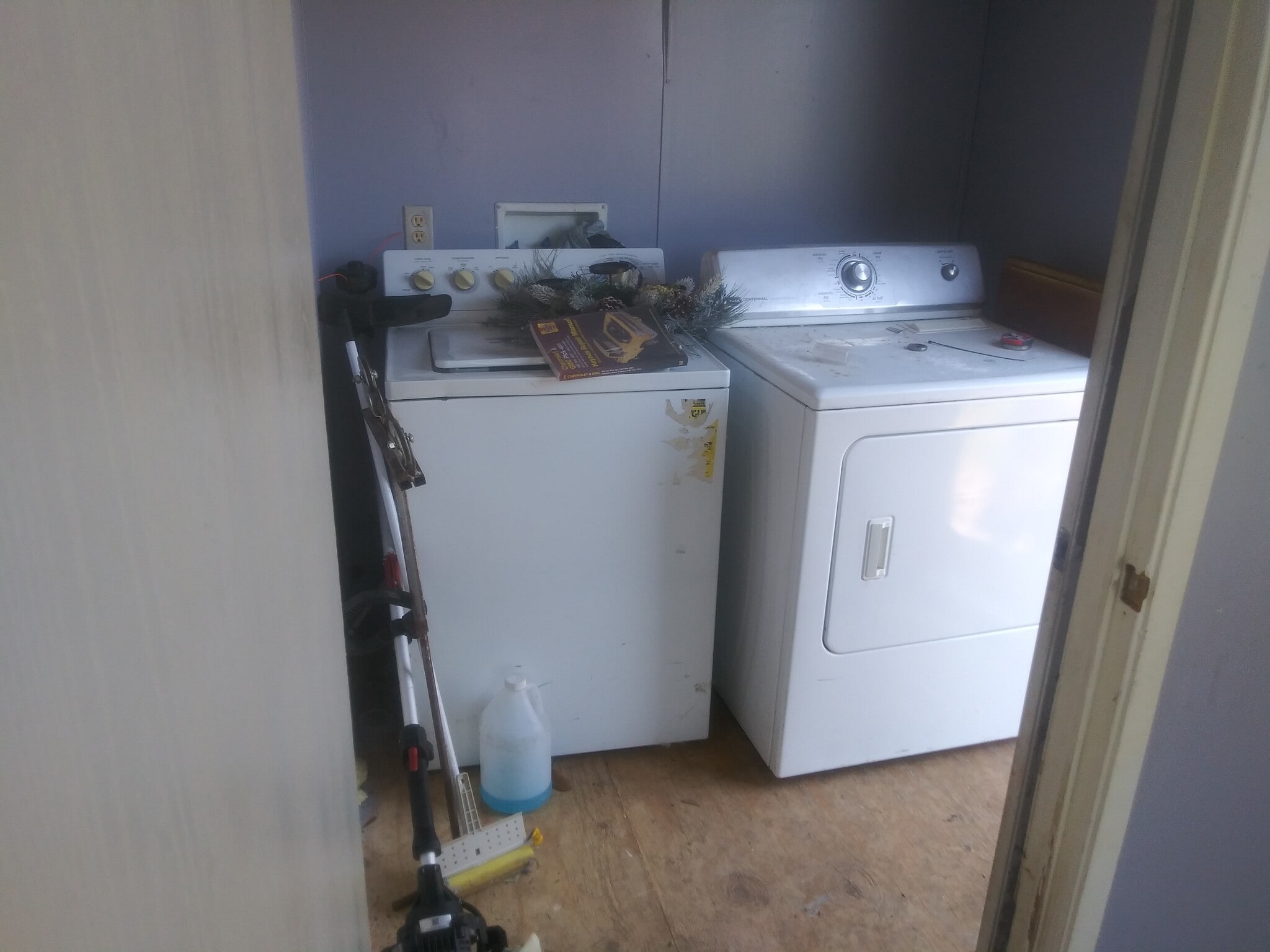 LAUNDRY ROOM - 20322 Mountaindale Dr