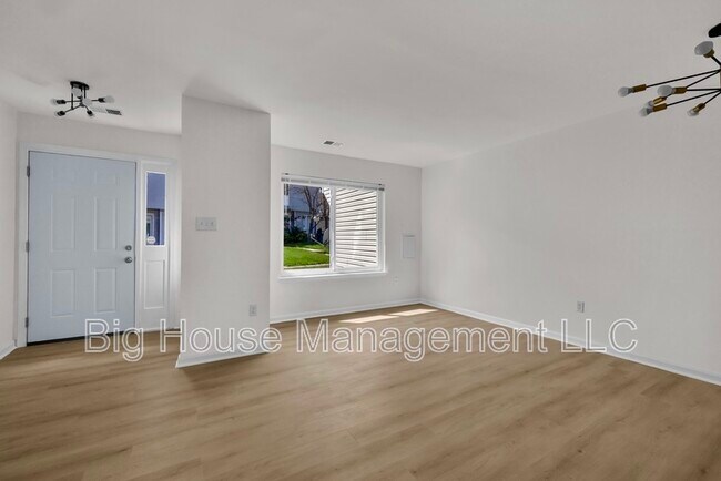 Building Photo - 3125 Heathcote Rd