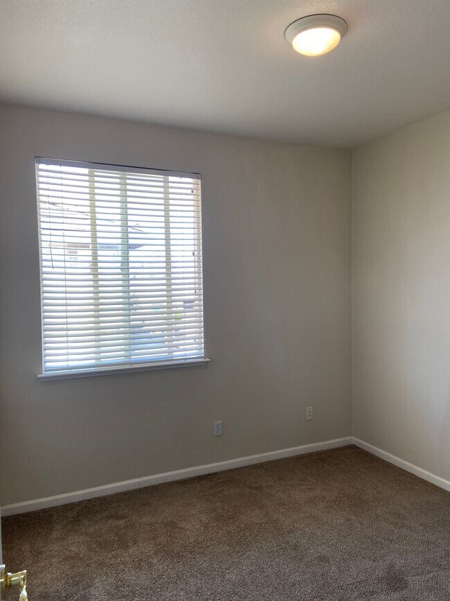 Building Photo - Spacious 4Bdrm, 2.5 bath off Sheldon & Hwy 99