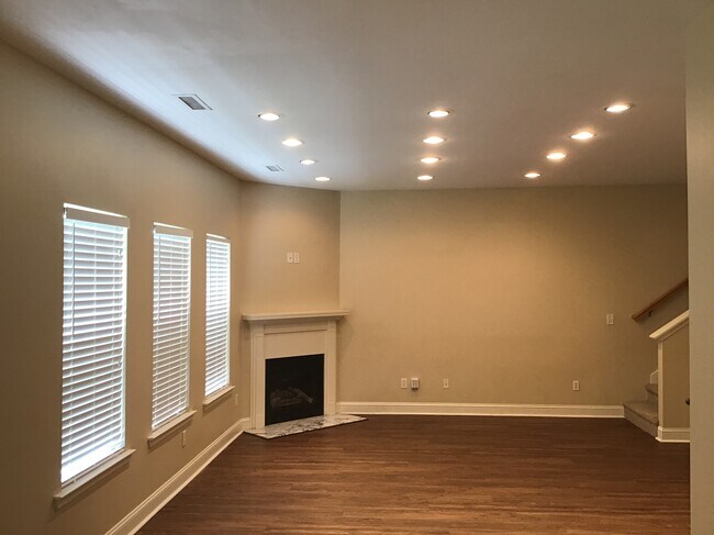 Building Photo - 142 Cotillion Cres