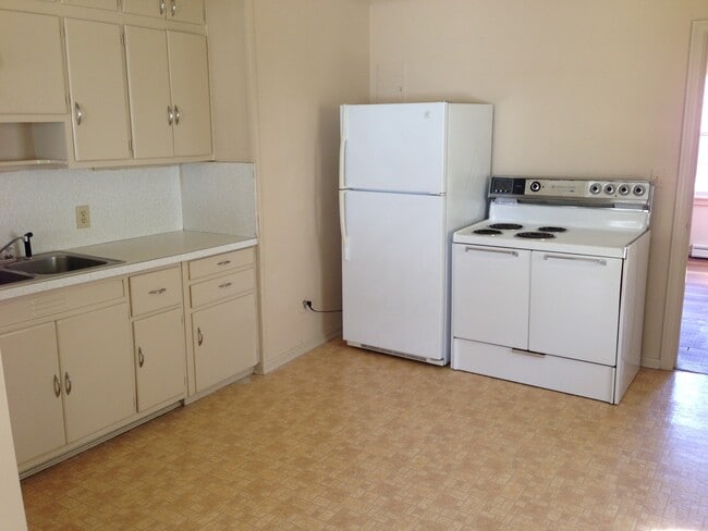Building Photo - 2 BR House w/ Detached Garage, within 2 miles of UNC-Greensboro