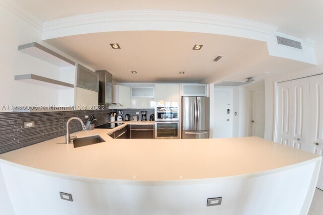 Building Photo - 5601 Collins Ave
