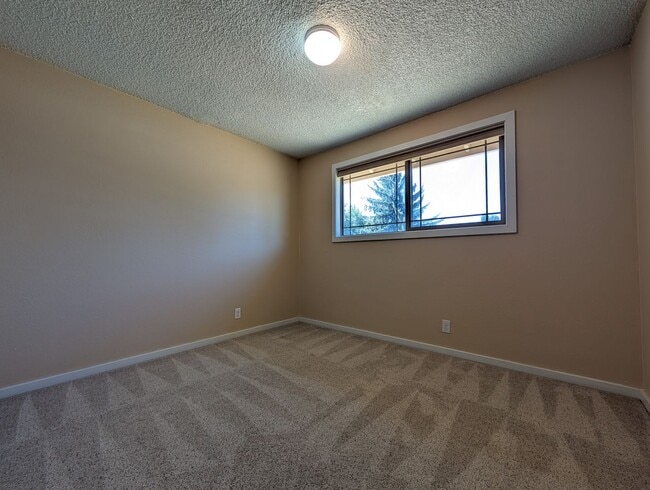 Building Photo - Nice 4-Bedroom, 2-Bath Home Located In Wes...