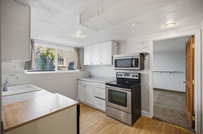 Building Photo - Steps from Green Lake ,6 bed 3 bath home with 2 kitchens and 2 laundry rooms.