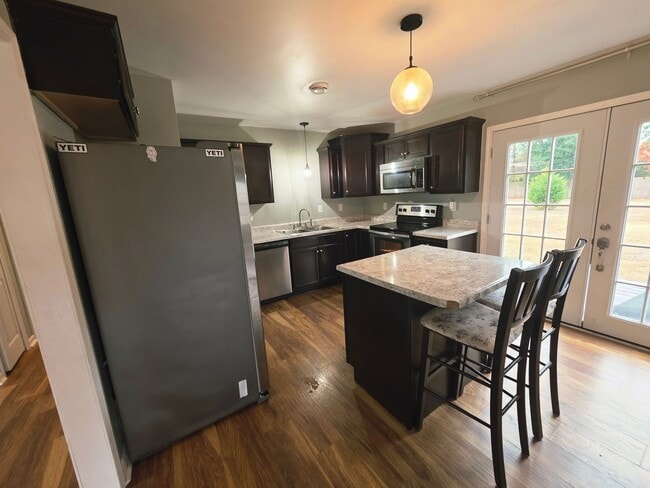 Building Photo - 3 Bedroom 1.5 BA Hubert