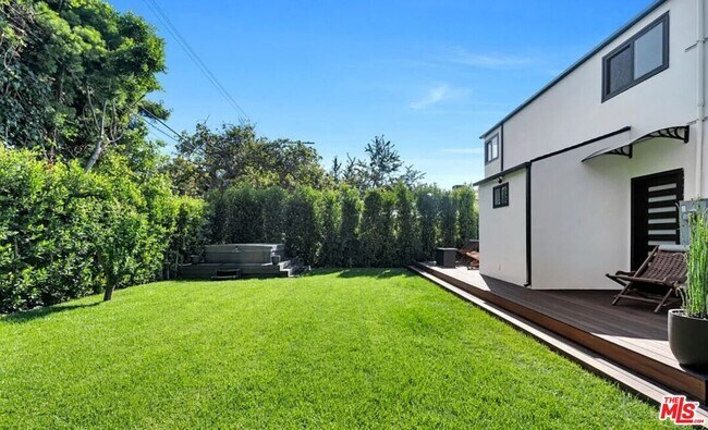 Building Photo - 418 N Bowling Green Way