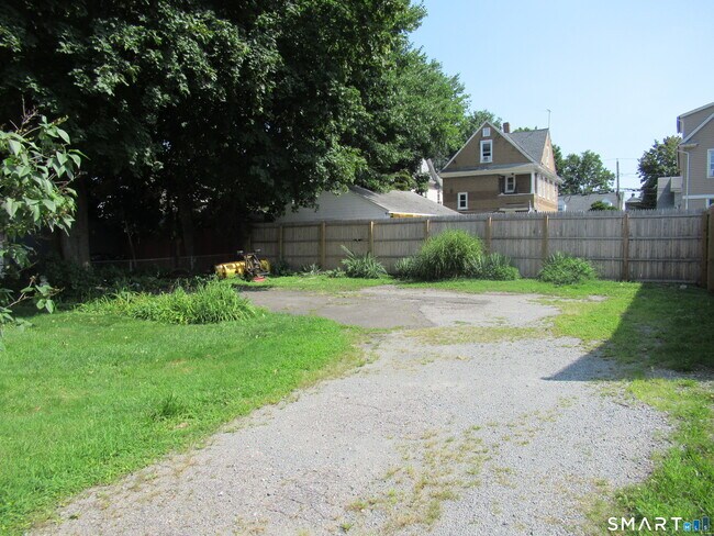 Building Photo - 112 Bennett St