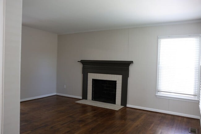 Building Photo - Fabulous neighborhood 4 BR home right on Elizabeth Lake