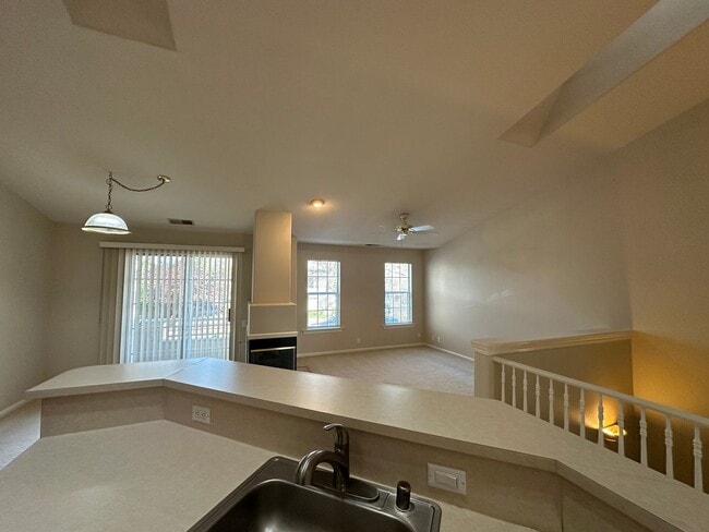 Building Photo - Exceptionally Spacious and Modernized 2x2 Townhouse w/Garage and Washer/Dryer Hookups!