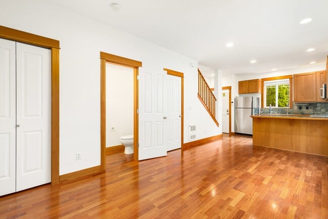 Building Photo - Spacious Wedgewood 2 Bedroom Cottage Townhome