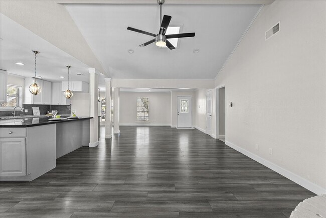 Building Photo - 15514 Diana Ln