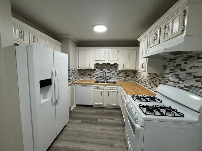 Building Photo - Beautifully Redone