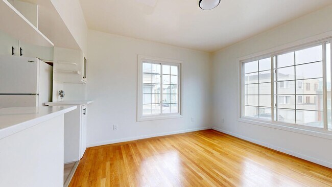 Building Photo - 2337 Judah St