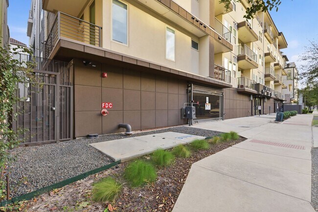 Building Photo - 4819 Caroline St