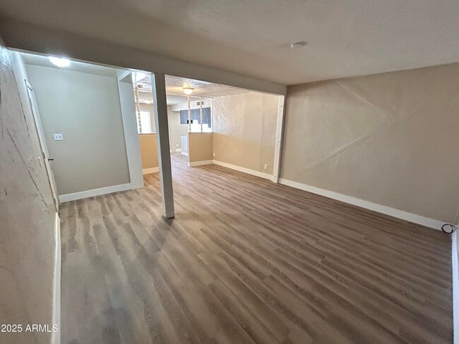 Building Photo - 8443 W Glenrosa Ave