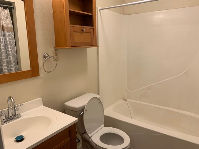 Building Photo - Beautiful 2 Bedroom 1 Bath Apartment Close...