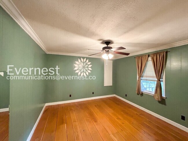 Building Photo - 2 Bed/1 Bath Home with Carport / Pet-Friendly / Available Now!