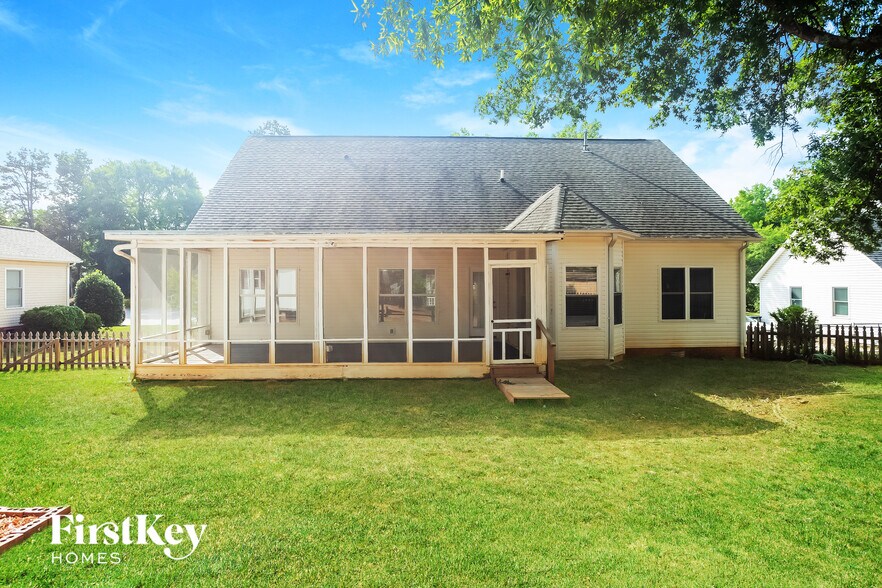 Building Photo - 376 Stonehaven Ct SW